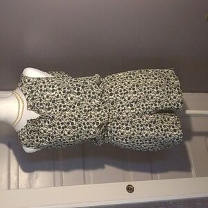 LOFT womens Floral Romper sz 0 sleevless, consealed front button. Round neckline